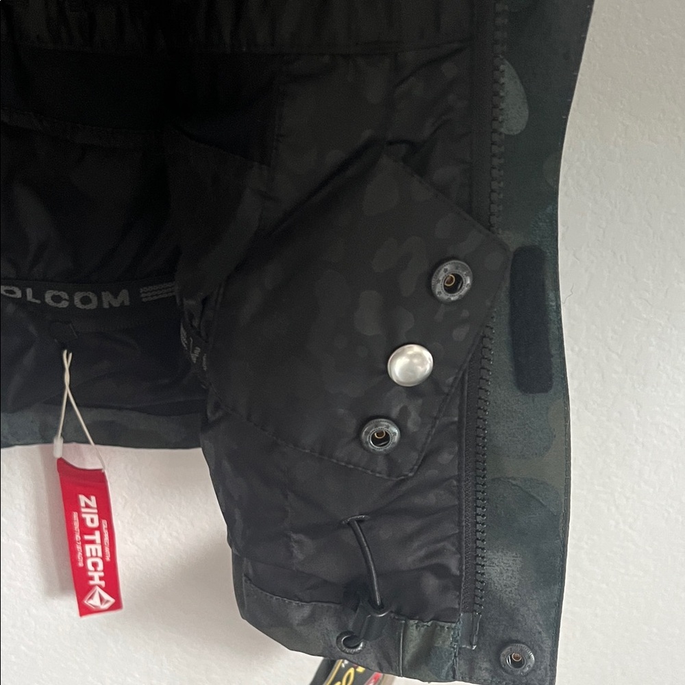 Volcom Women’s Green and Black Camo Field Ski Snow Jacket with Gore-Tex Tech - Picture 9 of 13